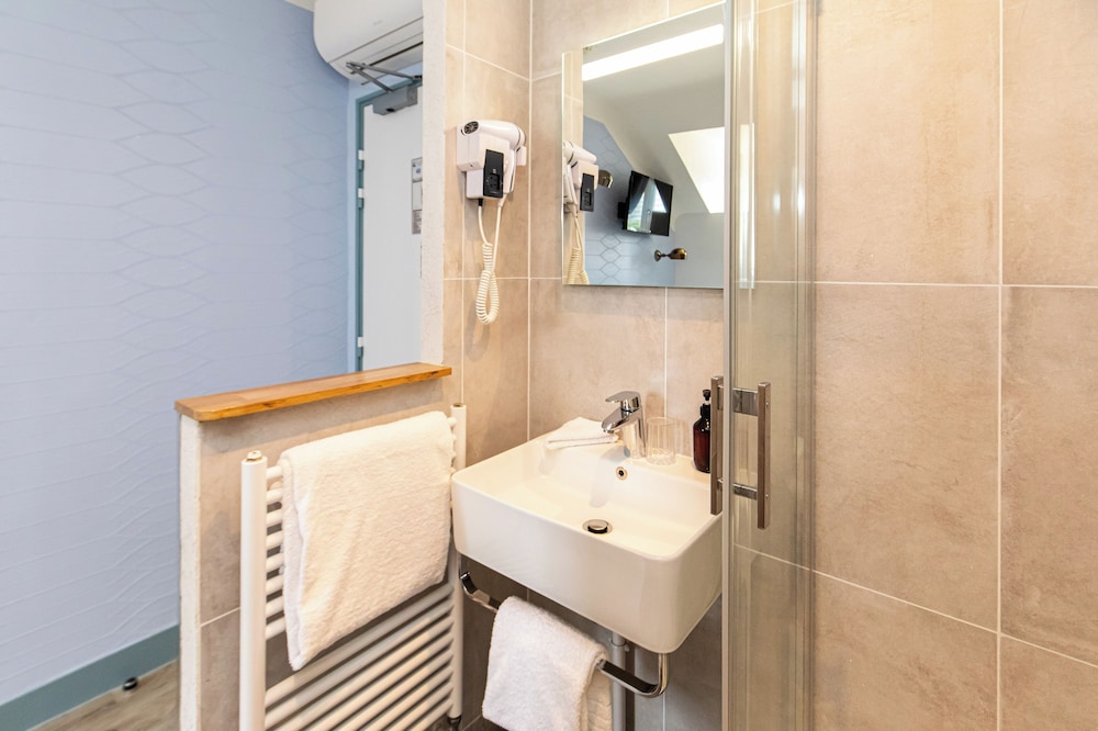 Habitación Confort del hotel De Paris Montparnasse. Foto 8