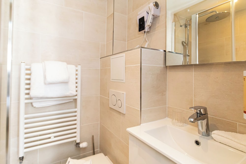 Habitación Confort del hotel De Paris Montparnasse. Foto 12