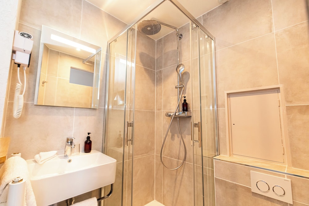 Habitación Confort del hotel De Paris Montparnasse. Foto 17