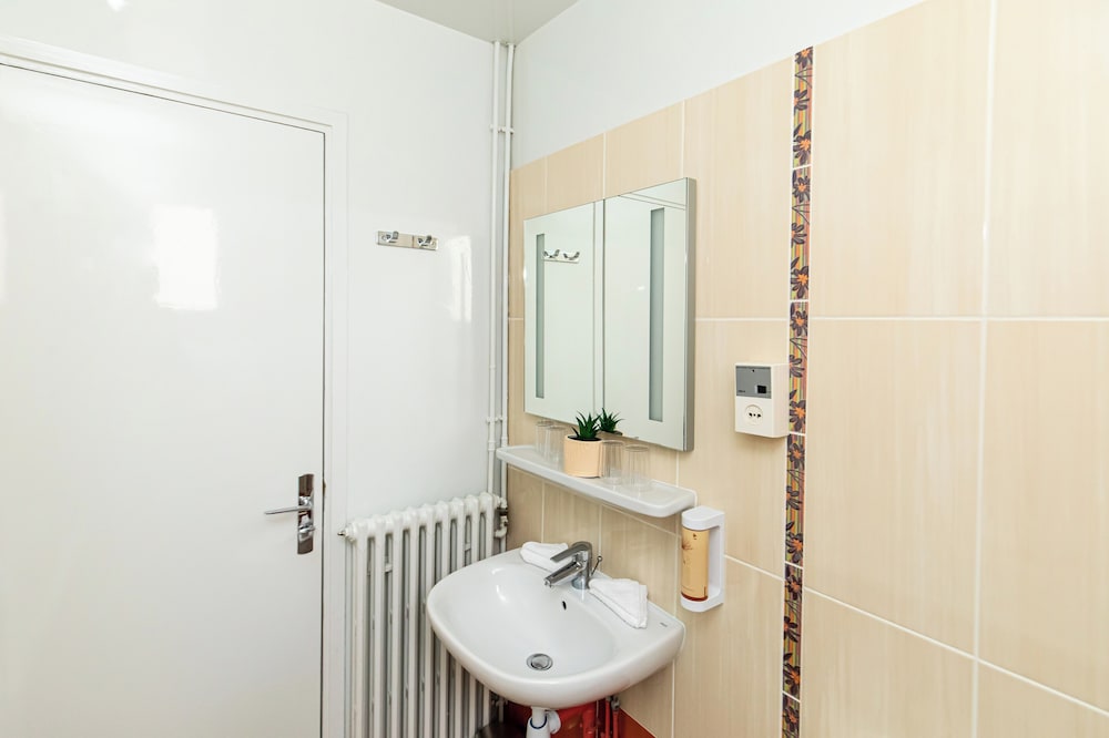 Habitación Confort del hotel De Paris Montparnasse. Foto 32