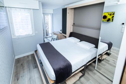 Habitación Doble Superior con bañera y vistas al jardín del hotel De Paris Montparnasse