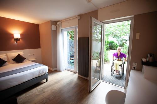 Habitación Doble Superior con bañera y vistas al jardín del hotel De Paris Montparnasse. Foto 6