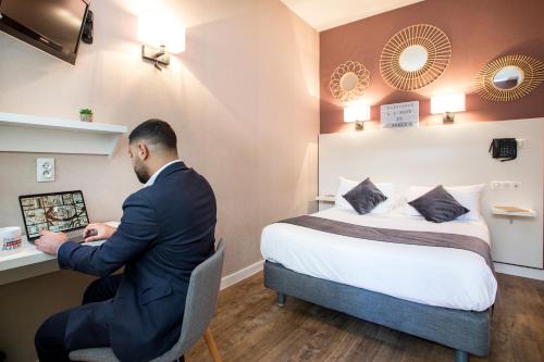 Habitación Doble Superior con bañera y vistas al jardín del hotel De Paris Montparnasse. Foto 7