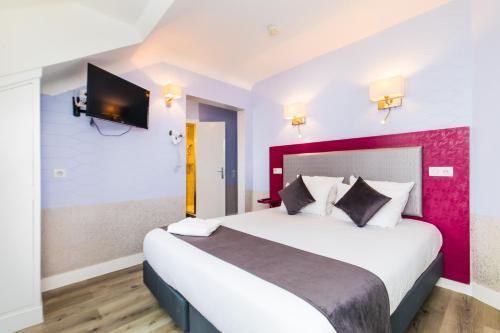 Habitación Doble Superior con bañera y vistas al jardín del hotel De Paris Montparnasse. Foto 9