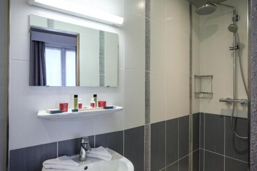 Habitación Doble Superior con bañera y vistas al jardín del hotel De Paris Montparnasse. Foto 10