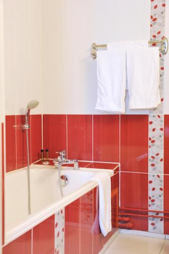 Habitación Doble Superior con bañera y vistas al jardín del hotel De Paris Montparnasse. Foto 11
