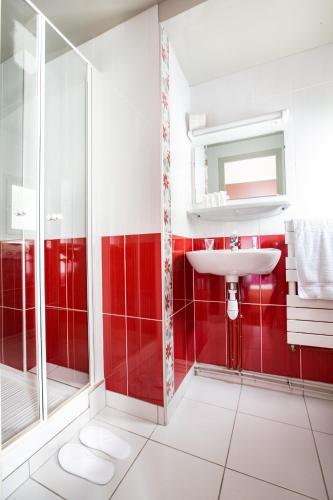 Habitación Doble Superior con bañera y vistas al jardín del hotel De Paris Montparnasse. Foto 12