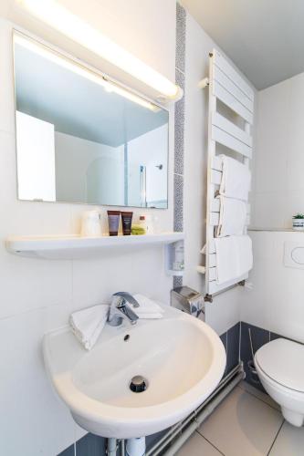 Habitación Doble Superior con bañera y vistas al jardín del hotel De Paris Montparnasse. Foto 13