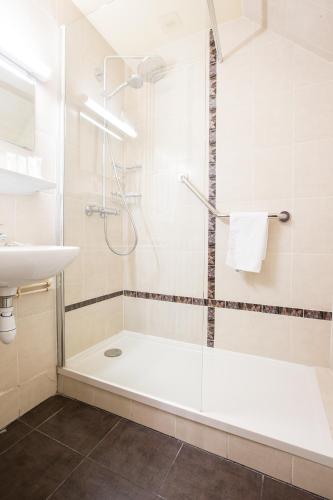 Habitación Doble Superior con bañera y vistas al jardín del hotel De Paris Montparnasse. Foto 14