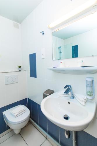 Habitación Doble Superior con bañera y vistas al jardín del hotel De Paris Montparnasse. Foto 15