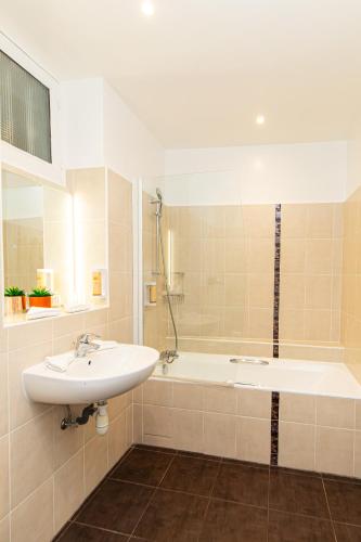 Suite Familiar con balcón del hotel De Paris Montparnasse