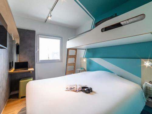 Habitación TRIPLE con una cama de gran tamaño y litera del hotel ibis budget Orly Rungis. Foto 1
