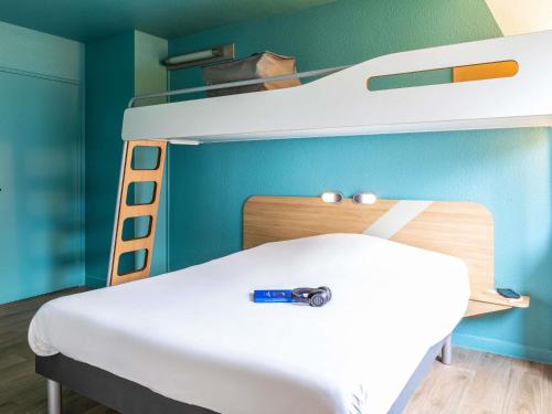 Habitación TRIPLE con una cama de gran tamaño y litera del hotel ibis budget Orly Rungis. Foto 2