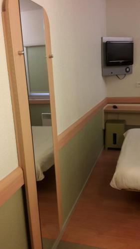Habitación TRIPLE con una cama de gran tamaño y litera del hotel ibis budget Orly Rungis. Foto 3