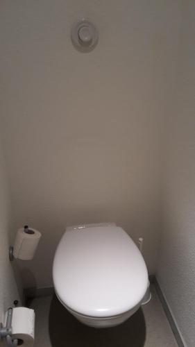 Habitación TRIPLE con una cama de gran tamaño y litera del hotel ibis budget Orly Rungis. Foto 4