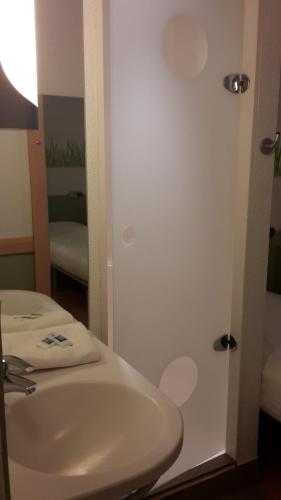 Habitación TRIPLE con una cama de gran tamaño y litera del hotel ibis budget Orly Rungis. Foto 7