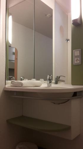 Habitación TRIPLE con una cama de gran tamaño y litera del hotel ibis budget Orly Rungis. Foto 8