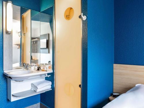 Habitación doble con cama de gran tamaño del hotel ibis budget Orly Rungis