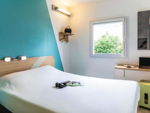 Habitación doble con cama de gran tamaño del hotel ibis budget Orly Rungis. Foto 1