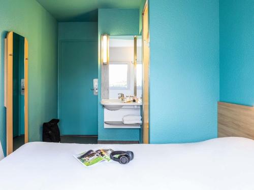 Habitación doble con cama de gran tamaño del hotel ibis budget Orly Rungis. Foto 2