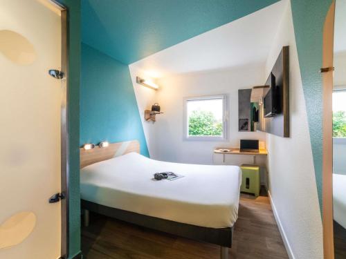 Habitación doble con cama de gran tamaño del hotel ibis budget Orly Rungis. Foto 3