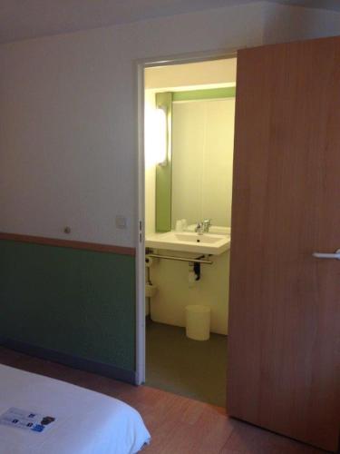 Habitación Doble con litera del hotel Ibis Budget Rambouillet. Foto 5