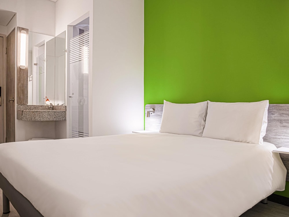 Habitación con una cama doble del hotel Ibis Budget Barranquilla