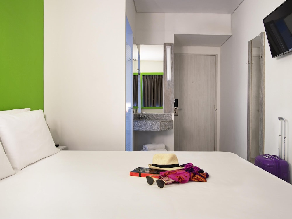 Habitación con una cama doble del hotel Ibis Budget Barranquilla. Foto 1