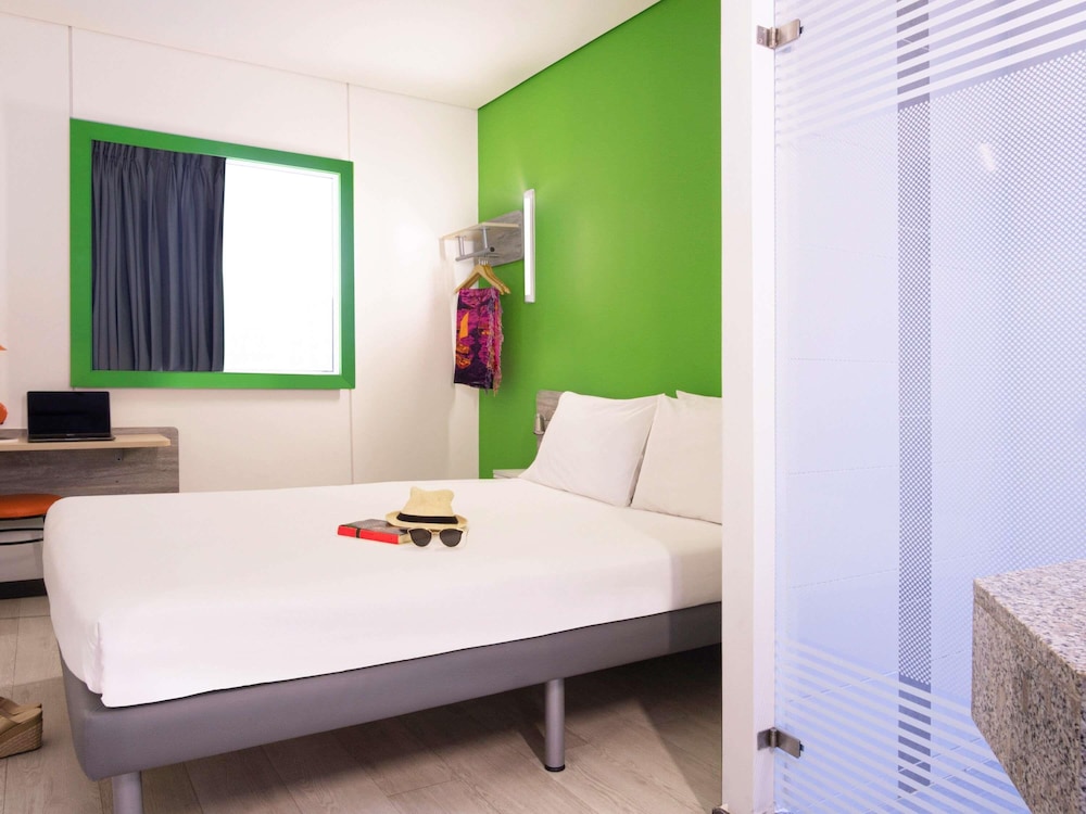 Habitación con una cama doble del hotel Ibis Budget Barranquilla. Foto 3