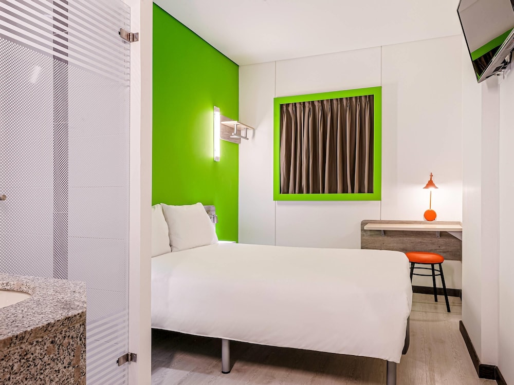 Habitación con una cama doble del hotel Ibis Budget Barranquilla. Foto 4