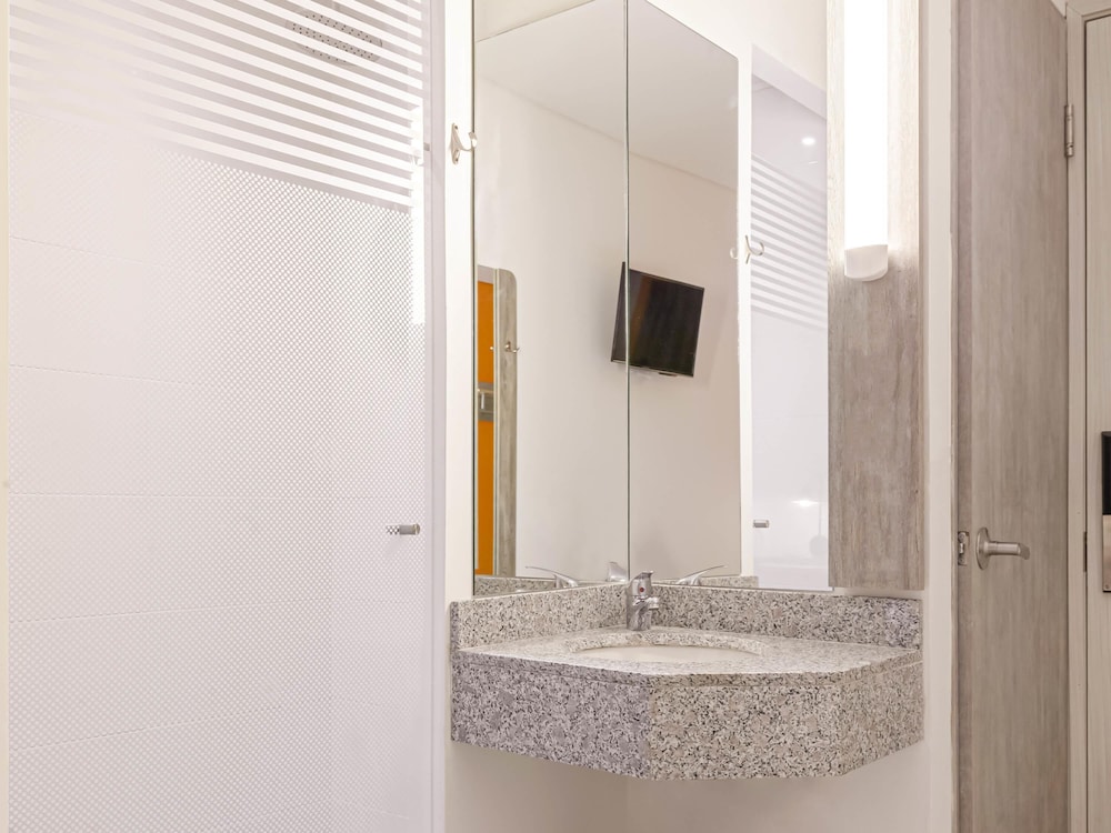 Habitación con una cama doble del hotel Ibis Budget Barranquilla. Foto 5