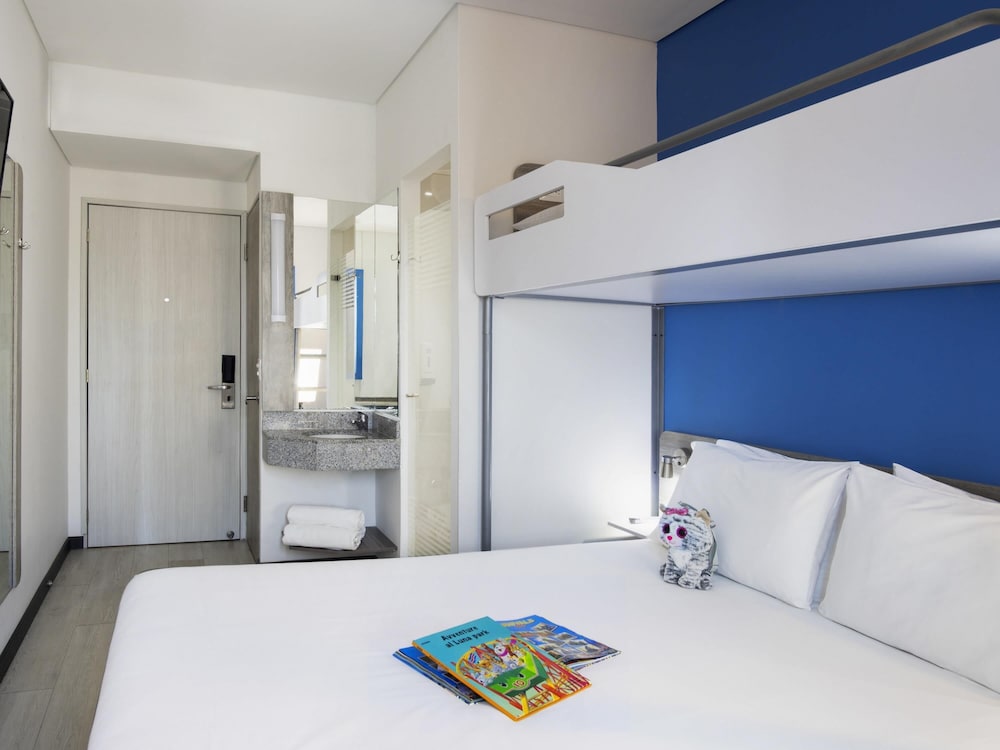Habitación con una cama doble y una cama adicional del hotel Ibis Budget Barranquilla. Foto 2