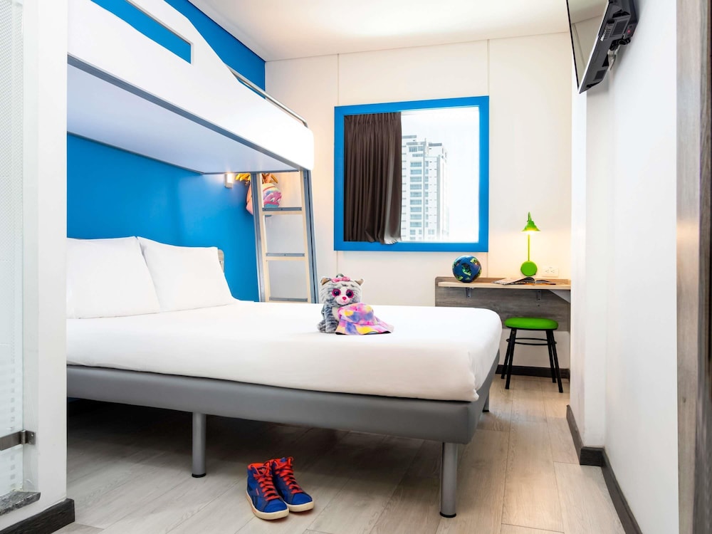 Habitación con una cama doble y una cama adicional del hotel Ibis Budget Barranquilla. Foto 5