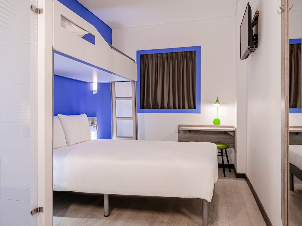 Habitación con una cama doble y una cama adicional del hotel Ibis Budget Barranquilla. Foto 6