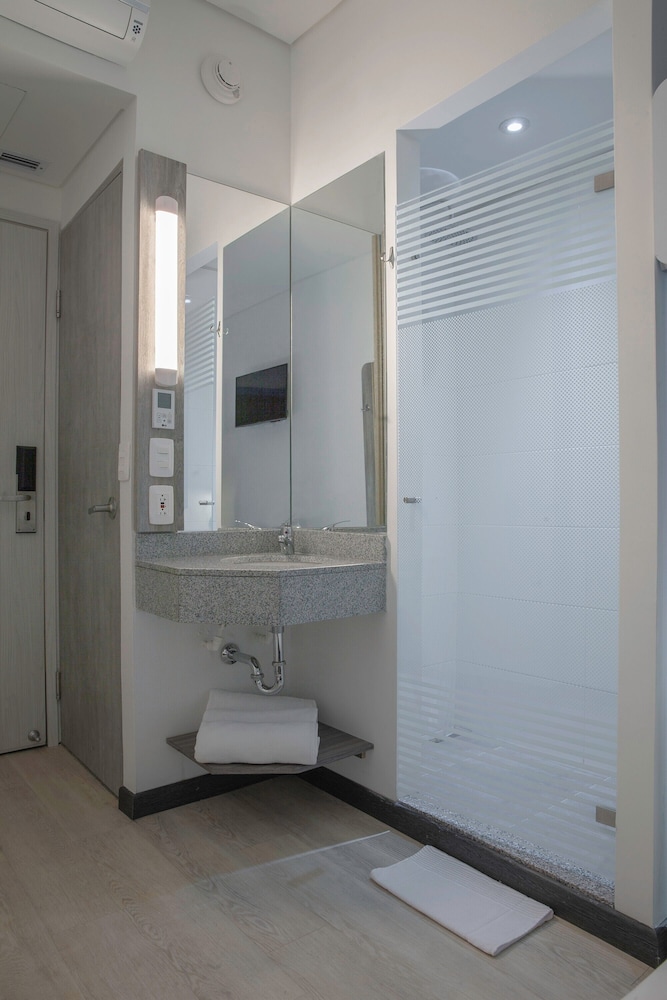 Habitación con una cama doble y una cama adicional del hotel Ibis Budget Barranquilla. Foto 7