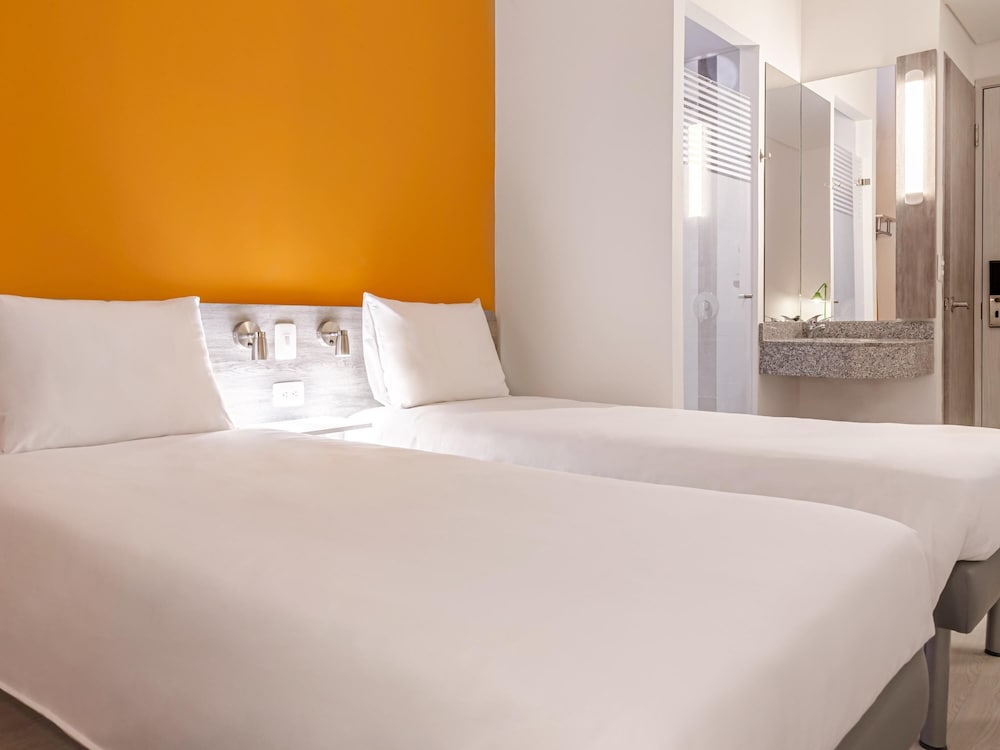 Habitación con dos camas individuales del hotel Ibis Budget Barranquilla
