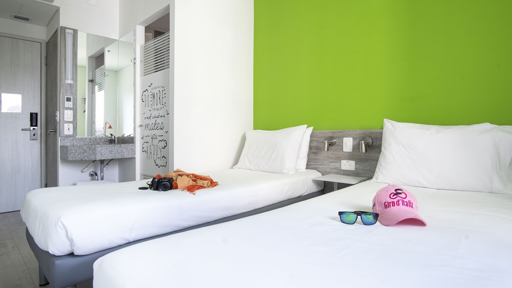 Habitación con dos camas individuales del hotel Ibis Budget Barranquilla. Foto 1