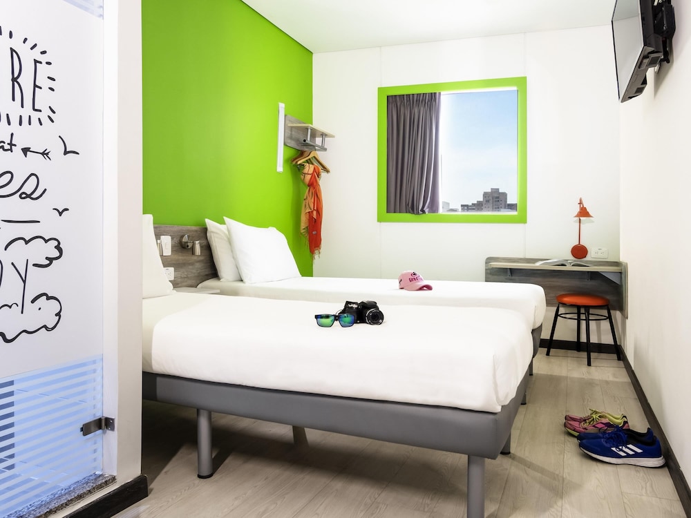 Habitación con dos camas individuales del hotel Ibis Budget Barranquilla. Foto 2