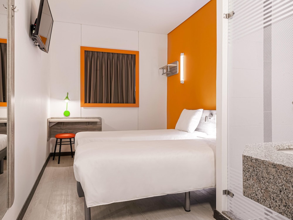 Habitación con dos camas individuales del hotel Ibis Budget Barranquilla. Foto 3