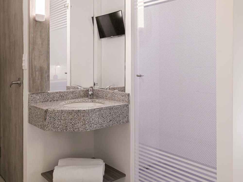 Habitación con dos camas individuales del hotel Ibis Budget Barranquilla. Foto 5