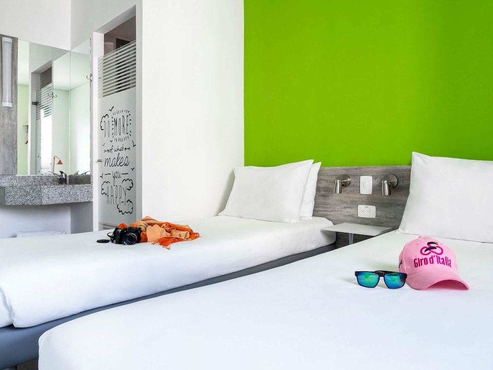 Habitación con dos camas individuales del hotel Ibis Budget Barranquilla. Foto 6