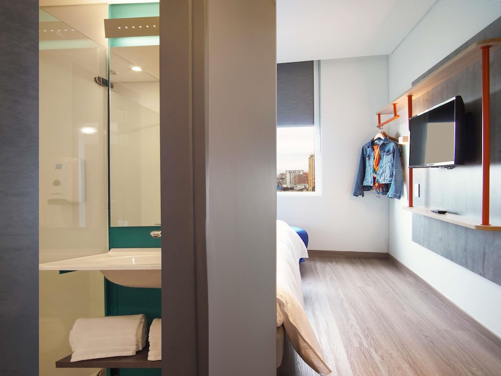 Habitación Standard con 2 camas individuales del hotel Ibis Budget Bogota Marly. Foto 3