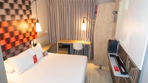 Habitación Superior Plug & Play con cama grande del hotel Ibis Cúcuta. Foto 3