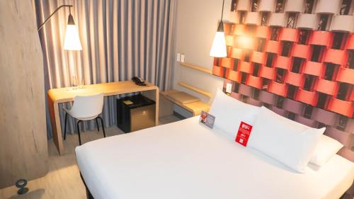 Habitación Superior Plug & Play con cama grande del hotel Ibis Cúcuta. Foto 5