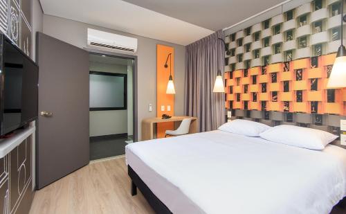 Habitación Estándar con cama doble - Adaptada para personas con discapacidad del hotel Ibis Cúcuta. Foto 2