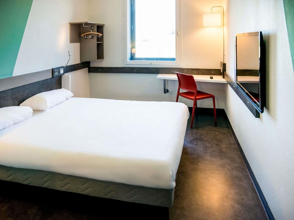 Habitación DOBLE con una cama de gran tamaño del hotel Ibis Budget Archamps Porte De Genève