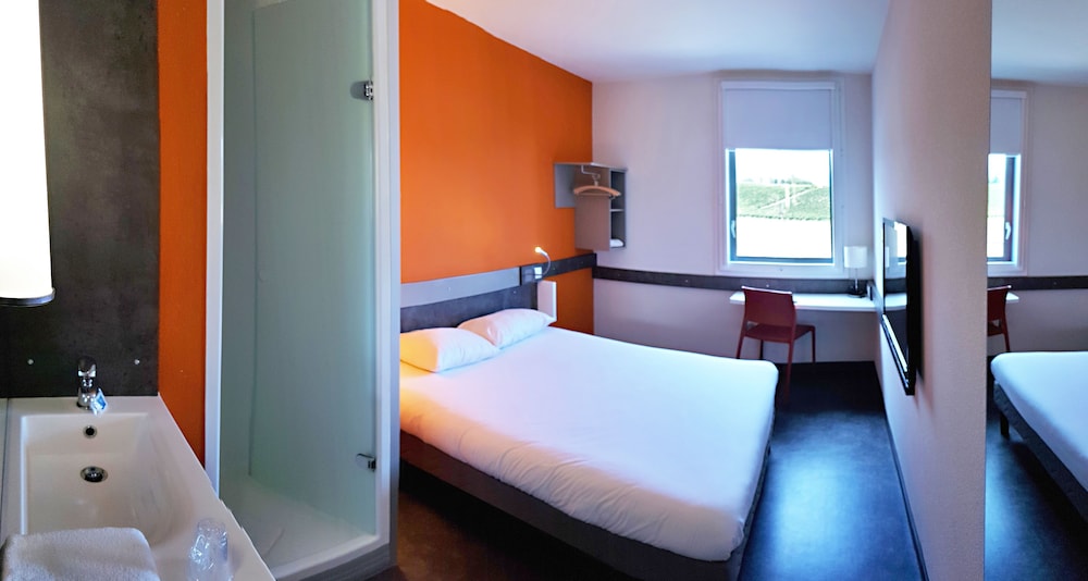 Habitación DOBLE con una cama de gran tamaño del hotel Ibis Budget Archamps Porte De Genève. Foto 2