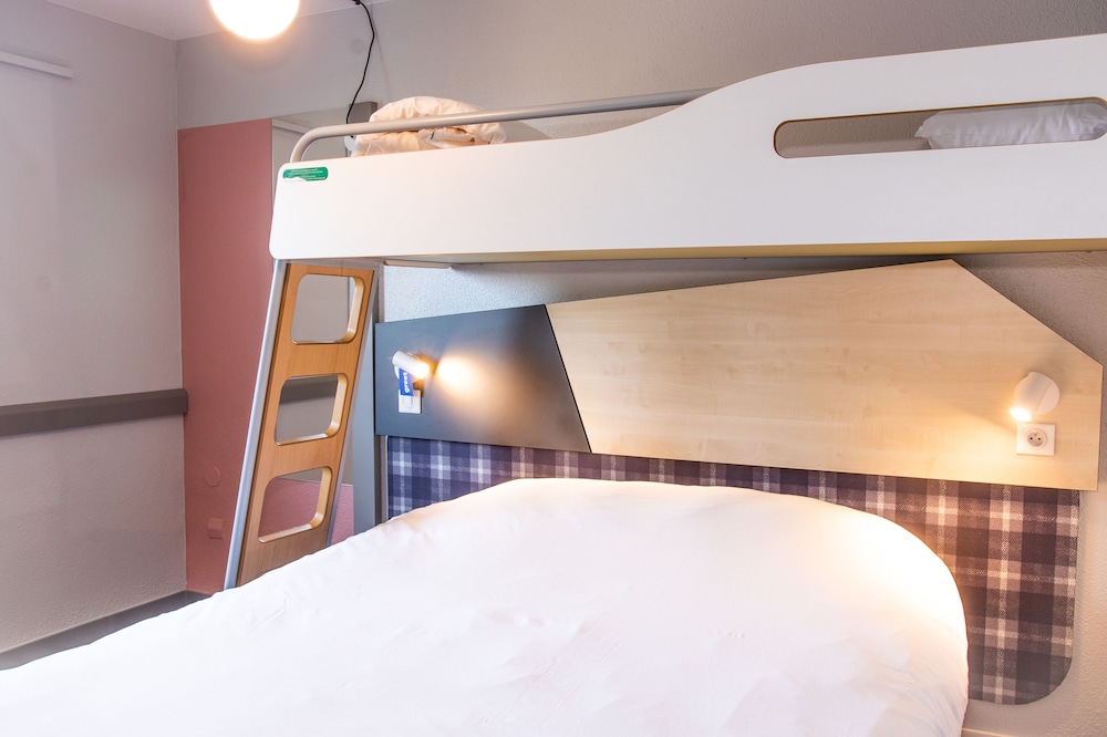 Habitación PURE triple con 1 cama doble y 1 cama individual del hotel Greet Annecy Cran Gevrier By Accor. Foto 1