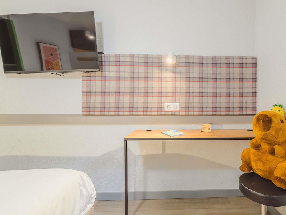 Habitación PURE triple con 1 cama doble y 1 cama individual del hotel Greet Annecy Cran Gevrier By Accor. Foto 9