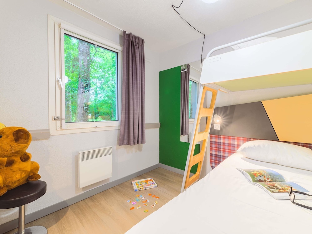 Habitación PURE triple con 1 cama doble y 1 cama individual del hotel Greet Annecy Cran Gevrier By Accor. Foto 12